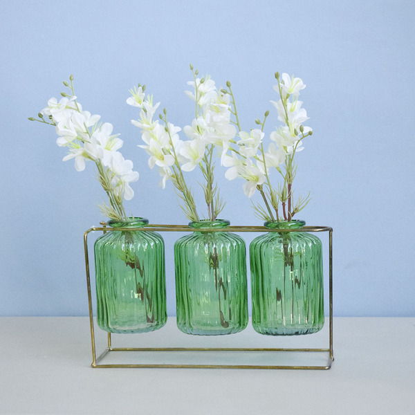 Arranjo Flor Branca Artificial No Trio De Garrafinhas Verde |